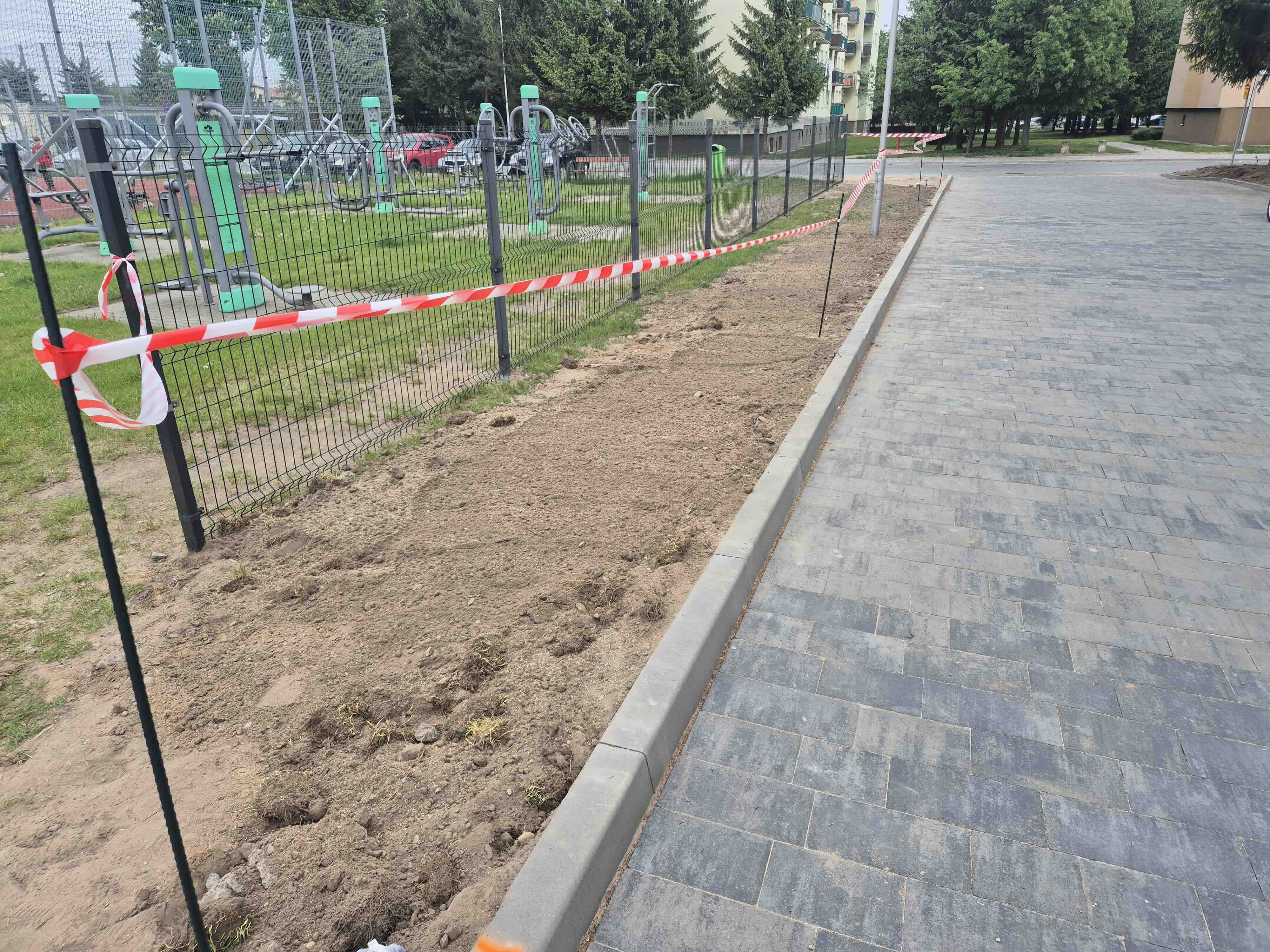 Wykopy pod oświetlenie parkingu i porządkowanie wykopu
