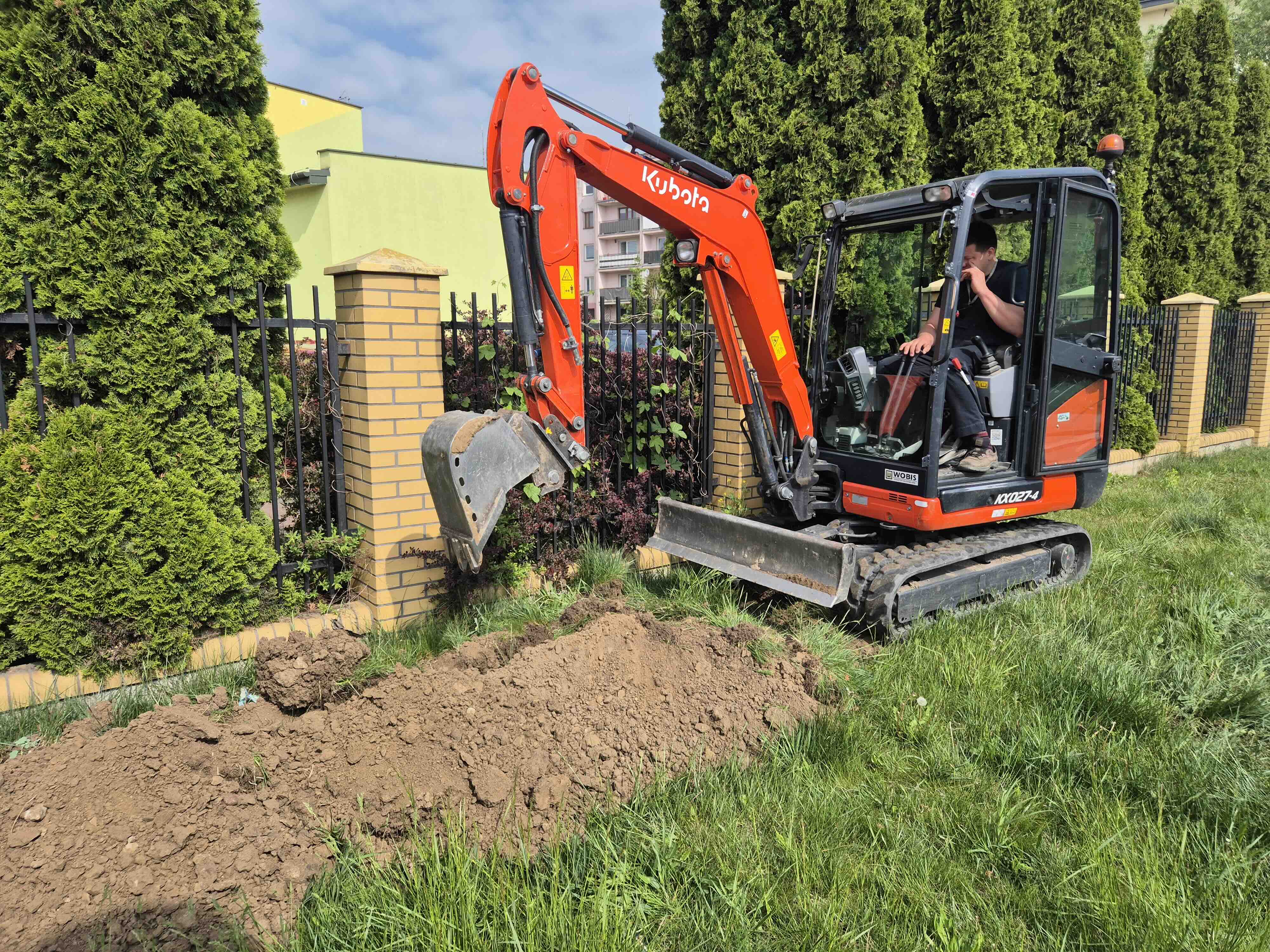 Wykopy 2,5 tonową dakotą pod zasilanie Jadłodzielni