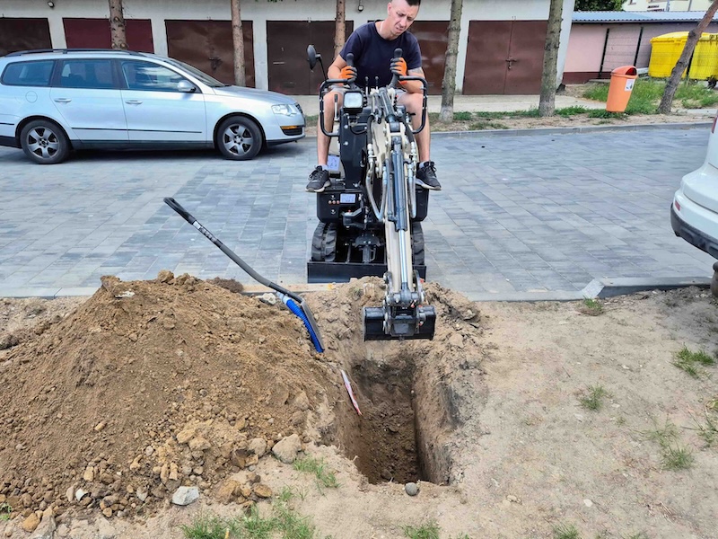 Wykopy 2,5 tonową dakotą pod zasilanie Jadłodzielni